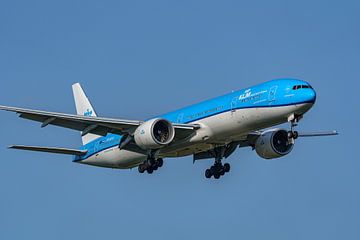 KLM Boeing 777-300 (PH-BVU) vlak voor landing. van Jaap van den Berg