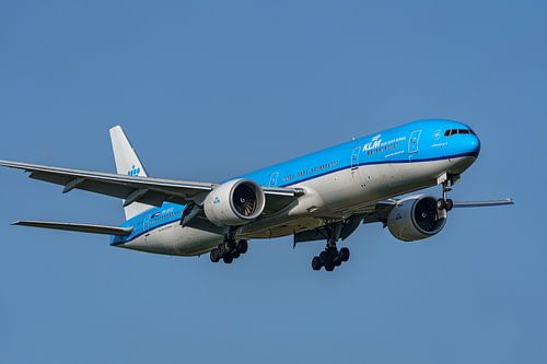 KLM Boeing 777-300 (PH-BVU) vlak voor landing.