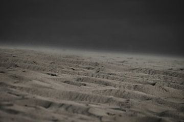 Stormachtig strand van Bart Hazewinkel
