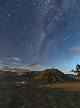 De melkweg boven Bromo vulkaan. van Floyd Angenent