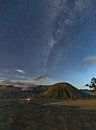 De melkweg boven Bromo vulkaan. van Floyd Angenent thumbnail