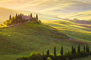 Het huis op de heuvel in Toscane in de eerste zonnestralen