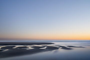 Sandbank im Licht des Sonnenuntergangs von Claire van Dun