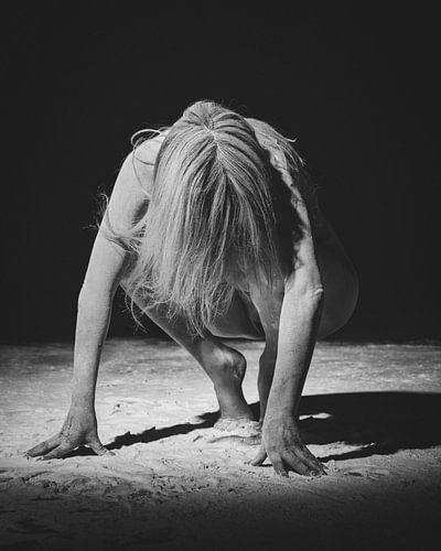 Mooie naakte vrouw onder de stof. foto in zwart wit