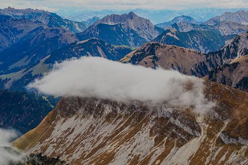 Indrukwekkende bergfoto van de Kotzen in Hinterriß - een krachtig alpenlandschap gekenmerkt door rotsen, bos en een heldere Karwendelsfeer. Perfect voor iedereen die van authentieke bergnatuur houdt.