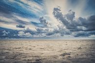 Leerer Strand mit stürmischen Wolken von Fotografiecor .nl Miniaturansicht