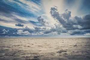 Leerer Strand mit stürmischen Wolken