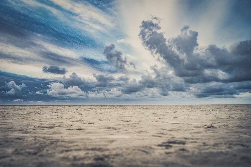 Leerer Strand mit stürmischen Wolken von Fotografiecor .nl