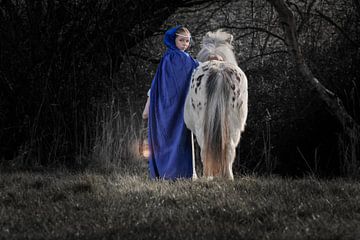 Mädchen und ihr Pony mit Öllampe 3 von Laura Loeve