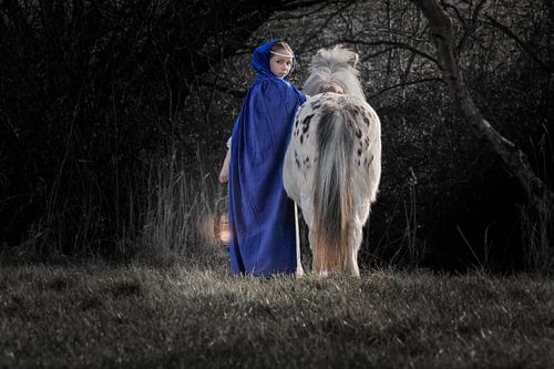 Meisje en haar pony met olielamp 3
