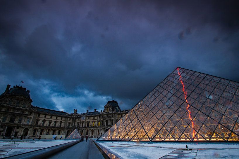 Piramide bij het Louvre von René Groenendijk