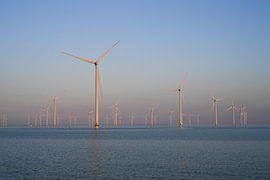 Der Windpark Fryslan – ein leistungsstarker Windpark – erhebt sich ruhig aus dem stillen Wasserspiegel und badet im warmen, goldenen Licht der untergehenden Sonne. Die klaren Silhouetten der Windkraftanlagen bilden einen wunderschönen Kontrast zu den sanften Pastelltönen des Himmels. Ein Bild vollkommener Harmonie zwischen menschlicher Innovation und der zeitlosen Schönheit der Natur. von Hauwert Photography