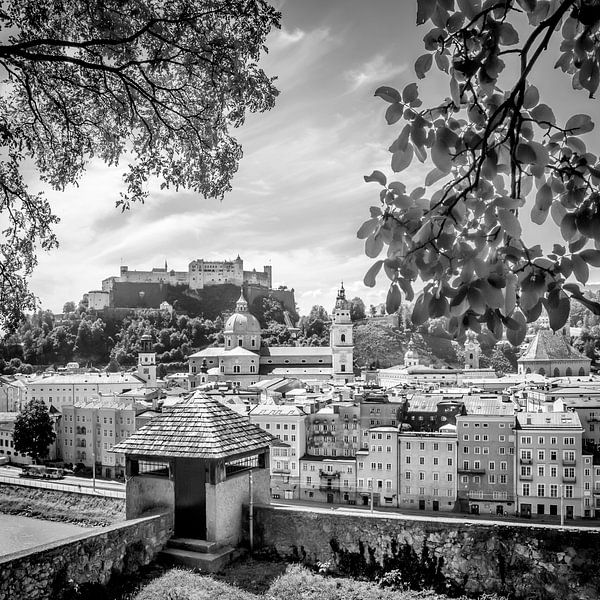 SALZBURG Blick auf die Altstadt mit Stadtmauer| Monochrom  von Melanie Viola