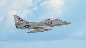 Flyby Douglas TA-4J Skyhawk. van Jaap van den Berg