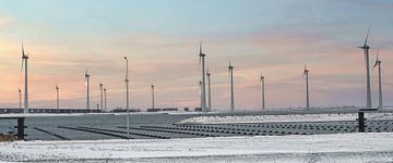 Windpark Krammer met sneeuw en roze avondlucht van Gert van Santen