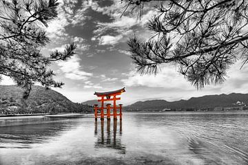 Historisch Itsukushima heiligdom op het eiland Miyajima van Melanie Viola