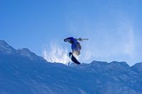 Skieur à pied en contre-jour