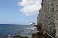 cruiseschip in de haven met het riffort willemstad curacao van Frans Versteden thumbnail