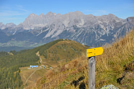 Wegweiser „Gipfelweg“ in den österreichischen Alpen von Tomherkules