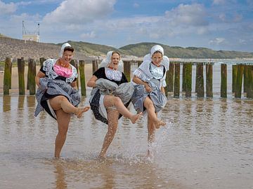 Planschen in der Walcheren-Tracht von Lisette van Peenen