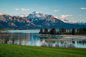 last evening light at the Forgeensee to the Säuling by Leo Schindzielorz