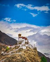 Tibetaans klooster Yumbulagang op een berg bij Nedong, Tibet
