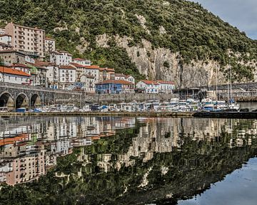 Le petit port d'Elantxobe, Pays Basque sur Harrie Muis