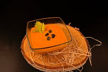Soupe maison carotte-gingembre avec graines de courge dans un bol en verre sur Babetts Bildergalerie