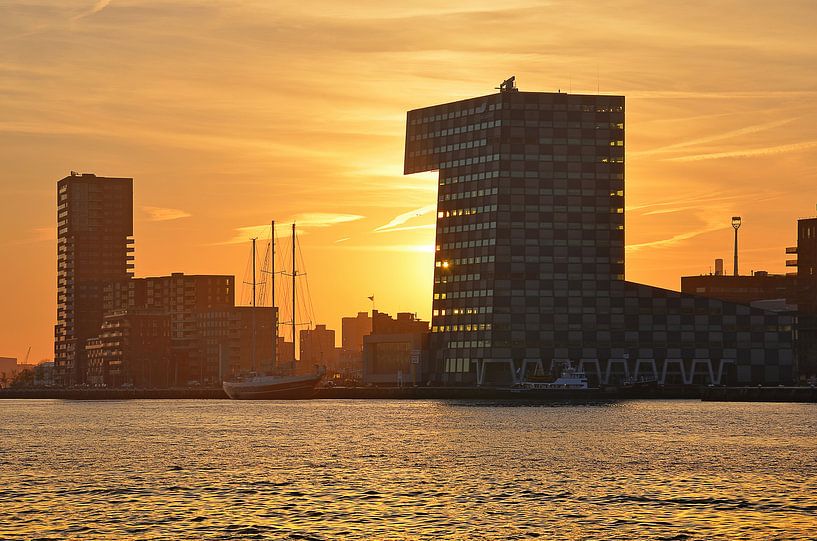 Sonnenuntergang über Lloydpier Rotterdam von Frans Blok