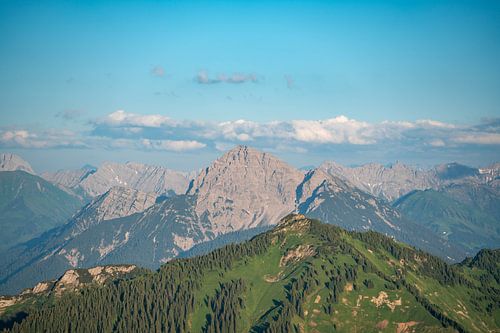 Zomers bergsilhouet in de Außerfern in Tirol