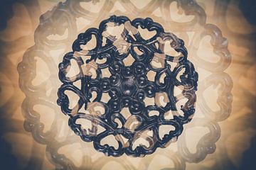 Cirkel patroon van donkere metalen hartjes van Lisette Rijkers
