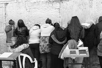 Frauen bei Klagemauer Jerusalem