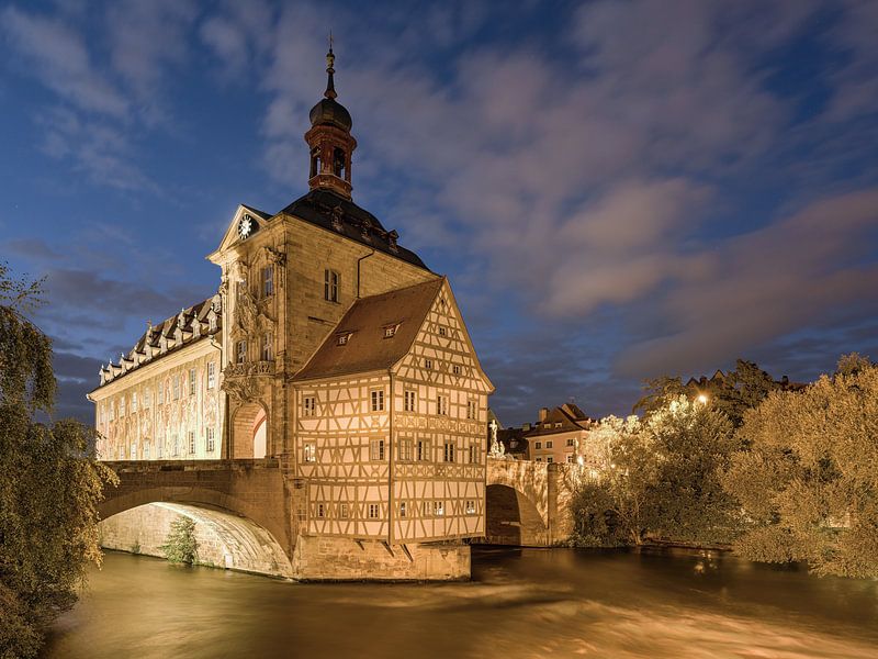 Altes Rathaus in Bamberg am Abend von Michael Valjak