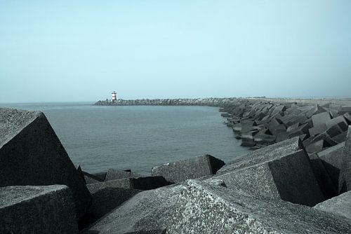 Pier in de zee met vuurtoren