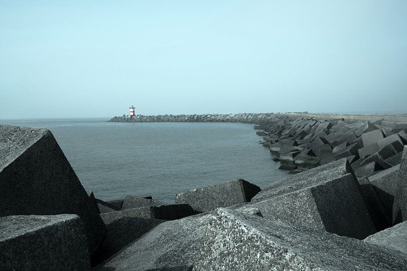 Pier im Meer mit Leuchtturm von Bert-Jan de Wagenaar