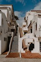 Geflieste Treppenhäuser und weiße Häuser in Carvoeiro, Algarve