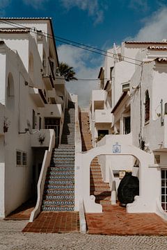 Betegelde trappen en witte huizen in Carvoeiro, Algarve van Renate Smit Photography