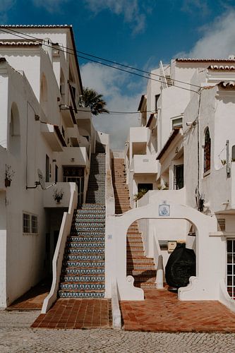 Geflieste Treppenhäuser und weiße Häuser in Carvoeiro, Algarve