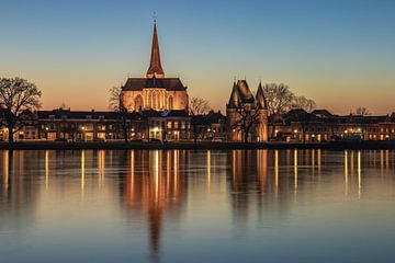 Zicht op Kampen met de Bovenkerk en de Koornmarktspoort van Meindert Marinus