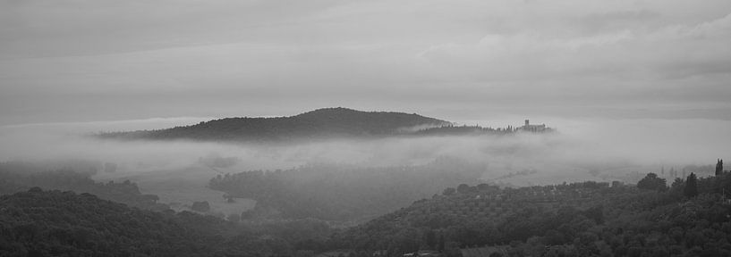 Monochrome Toskana im Format 6x17, Morgennebel in der Nähe von Castelmuzio von Teun Ruijters