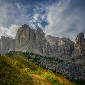 Early morning hike in the Dolomites by Leon Okkenburg