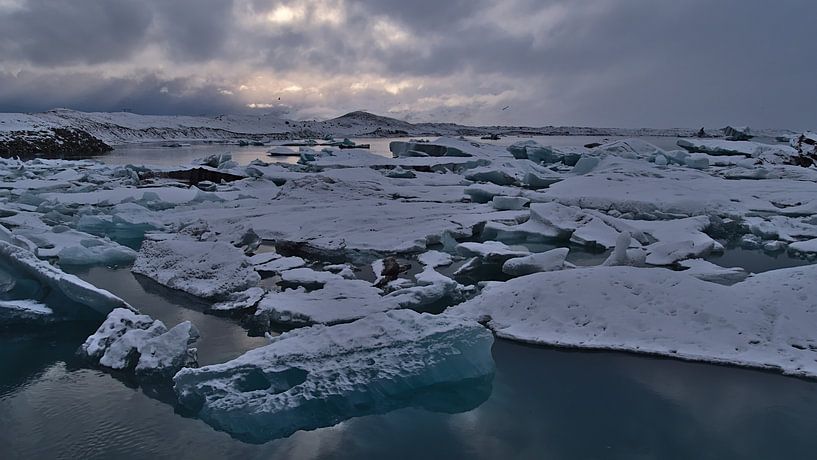 The icebergs of Jökulsárlón by Timon Schneider