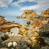 Stenen en granietrotsen aan de kust bij Bretagne van Karla Leeftink