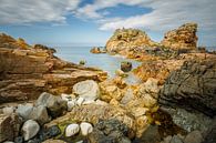 Stenen en granietrotsen aan de kust bij Bretagne van Karla Leeftink thumbnail