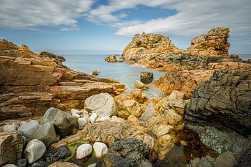Stenen en granietrotsen aan de kust bij Bretagne