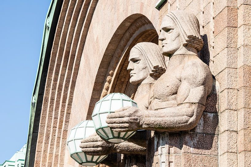 Die berühmten Laternenträger des Bahnhofs von Helsinki von Eric van Nieuwland