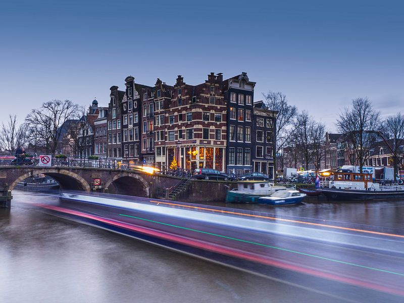 Light trails Brouwersgracht Amsterdam van Henk Goossens