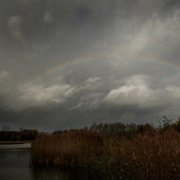 Duistere wolken met regenboog van Rene  den Engelsman