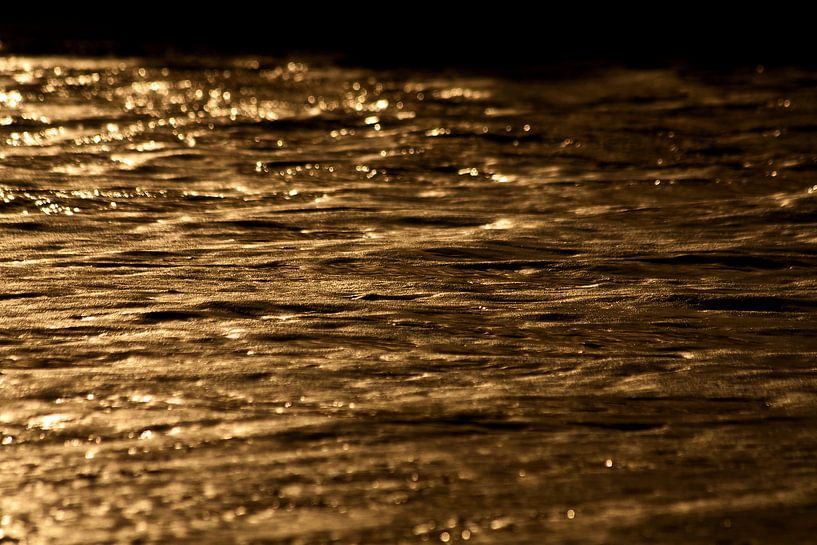 goud kleurig zeewater  by Margriet Hulsker