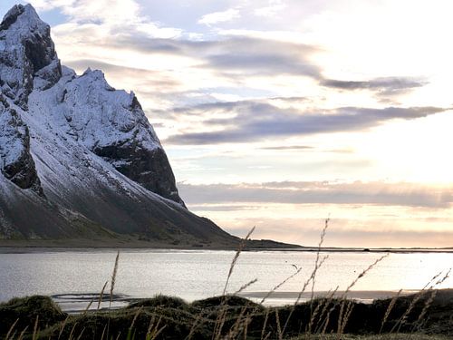 Klein stukje van de Vestrahorn op het schiereiland Stokksnes in IJsland
